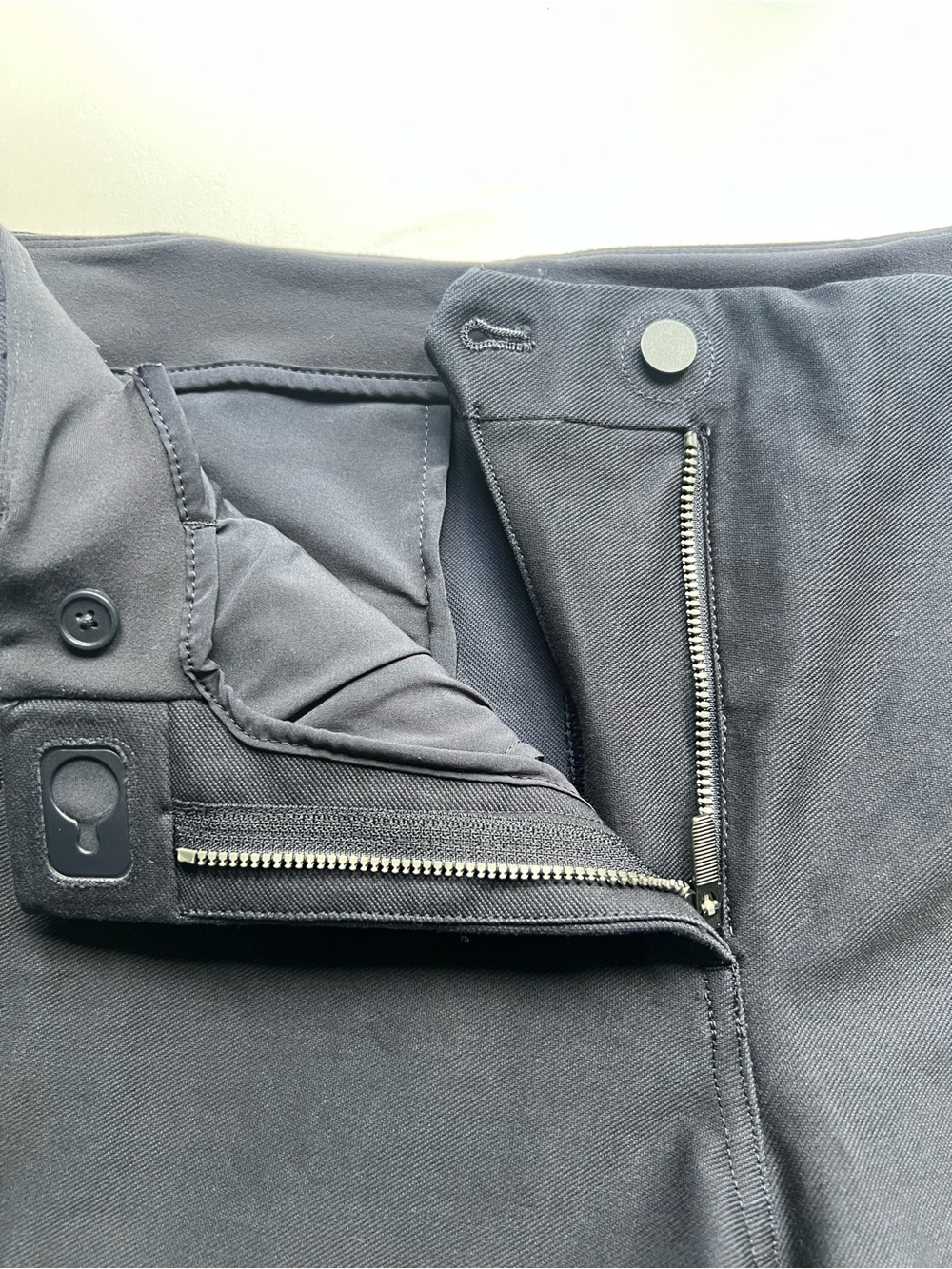 Lululemon Utilitech Relaxed-Fit Mid-Rise Trouser
Black Night Size 10 - Picture 6 of 9